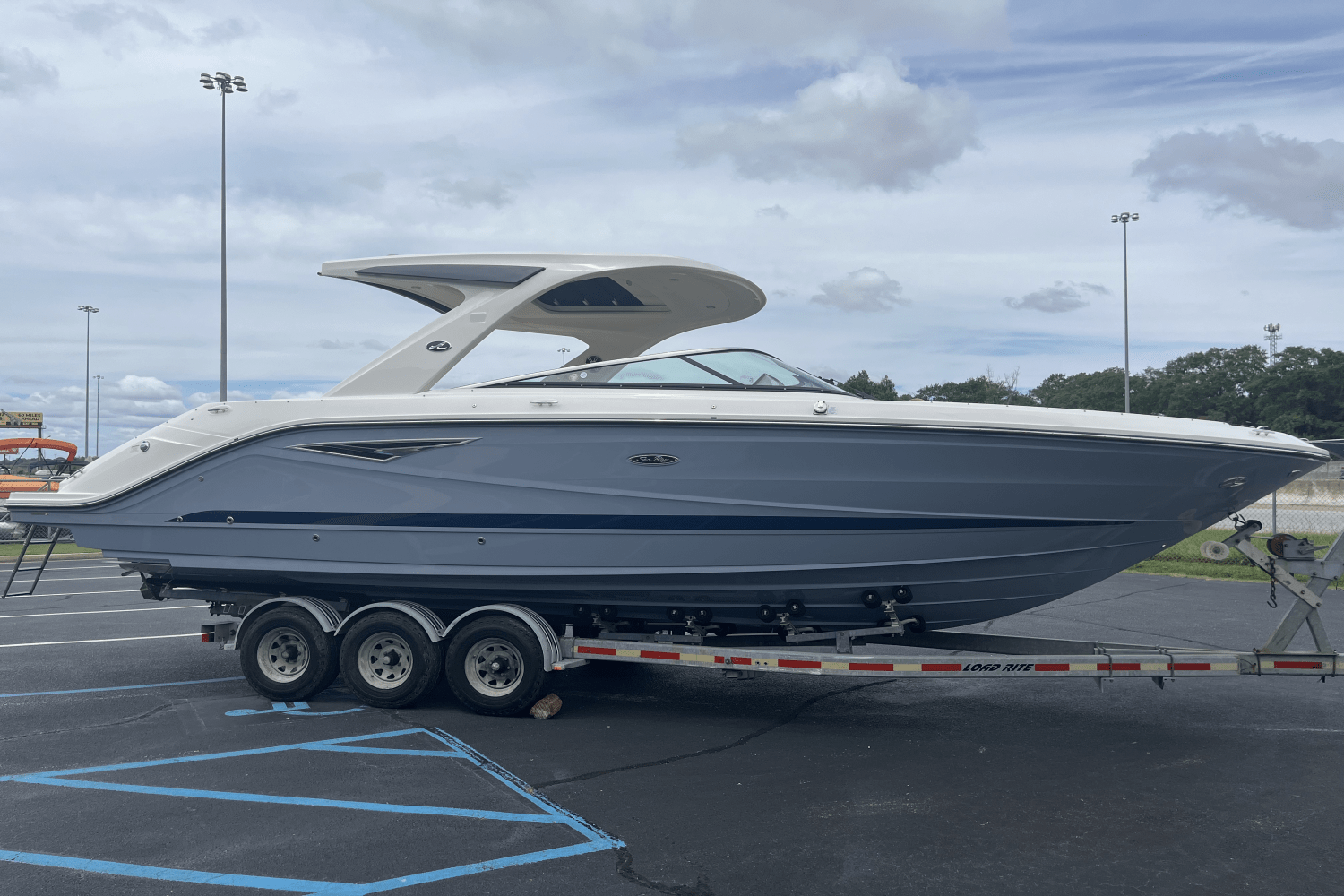 Slide: The Image of Sea Ray SLX 310 2025 - 5