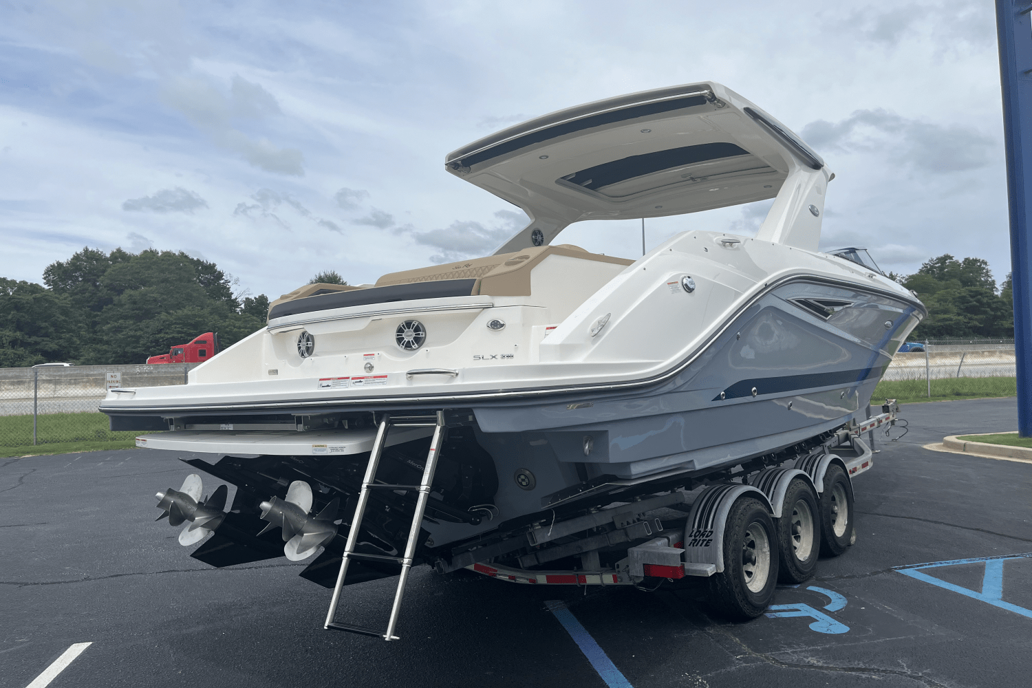 Slide: The Image of Sea Ray SLX 310 2025 - 6