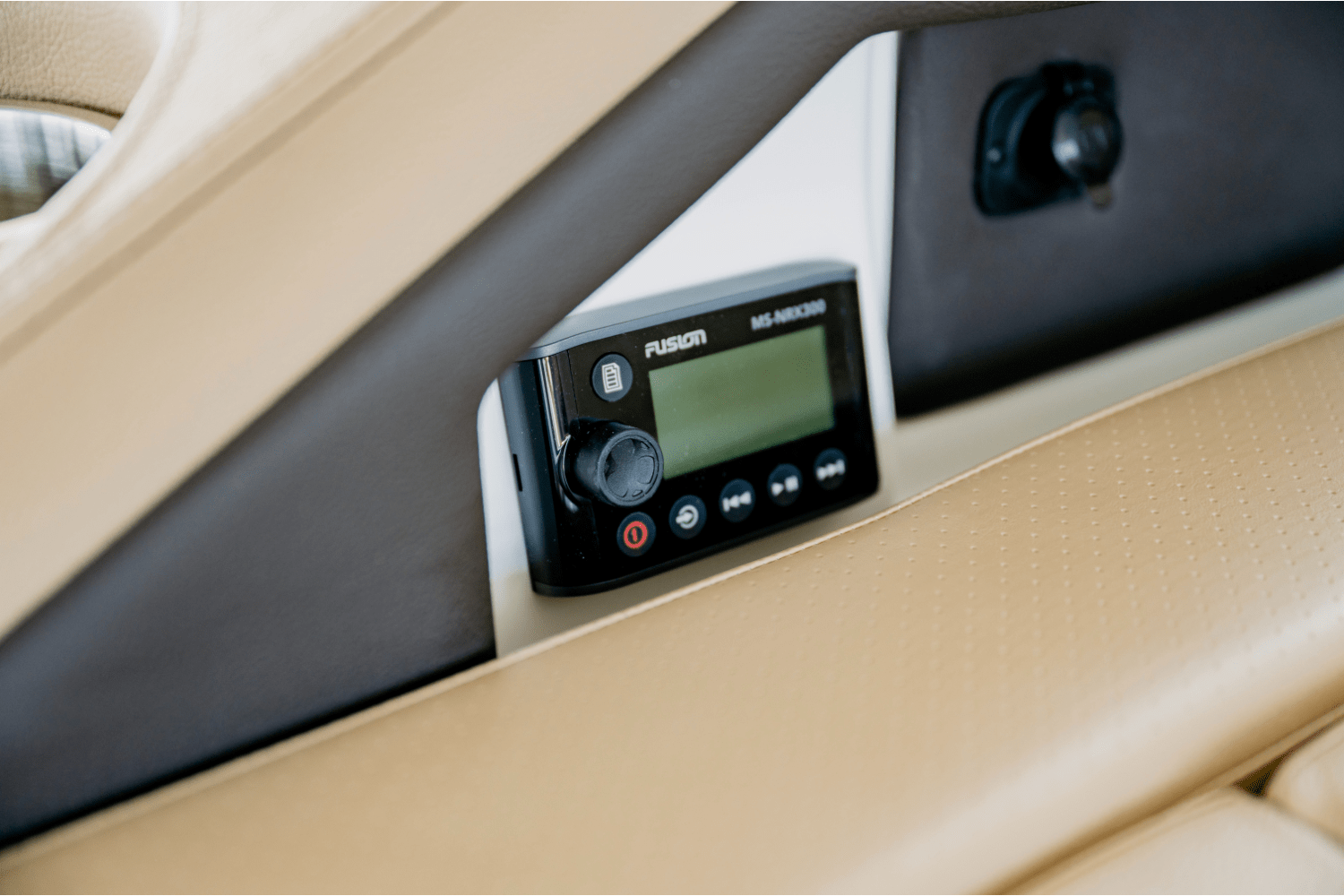 Slide: The Image of Sea Ray SLX 310 2025 - 7