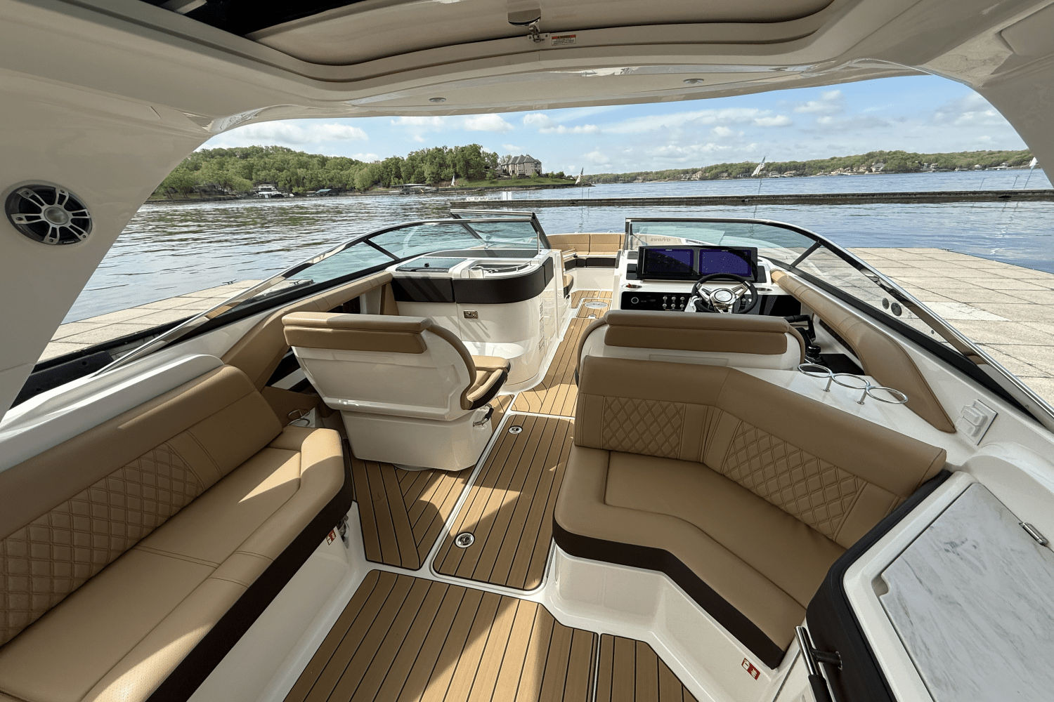 Slide: The Image of Sea Ray SLX 310 2025 - 7