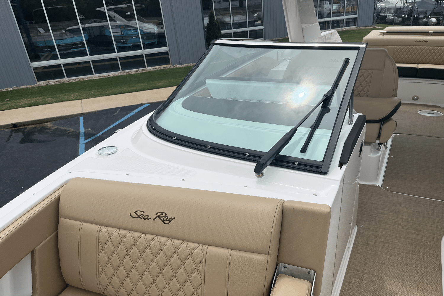 Slide: The Image of Sea Ray SLX 310 2025 - 9