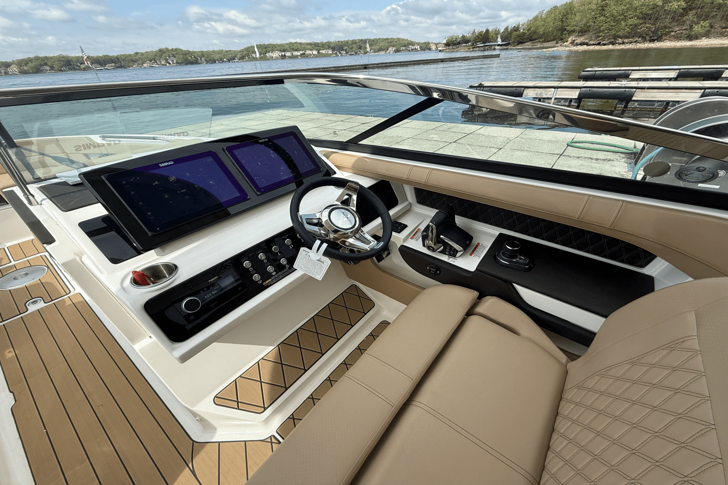 Slide: The Image of Sea Ray SLX 310 2025 - 9