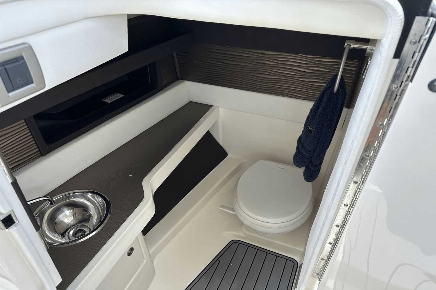 Slide: The Image of Sea Ray SLX 310 OB 2017 - 12