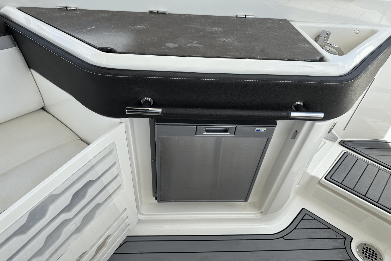 Slide: The Image of Sea Ray SLX 310 OB 2017 - 15