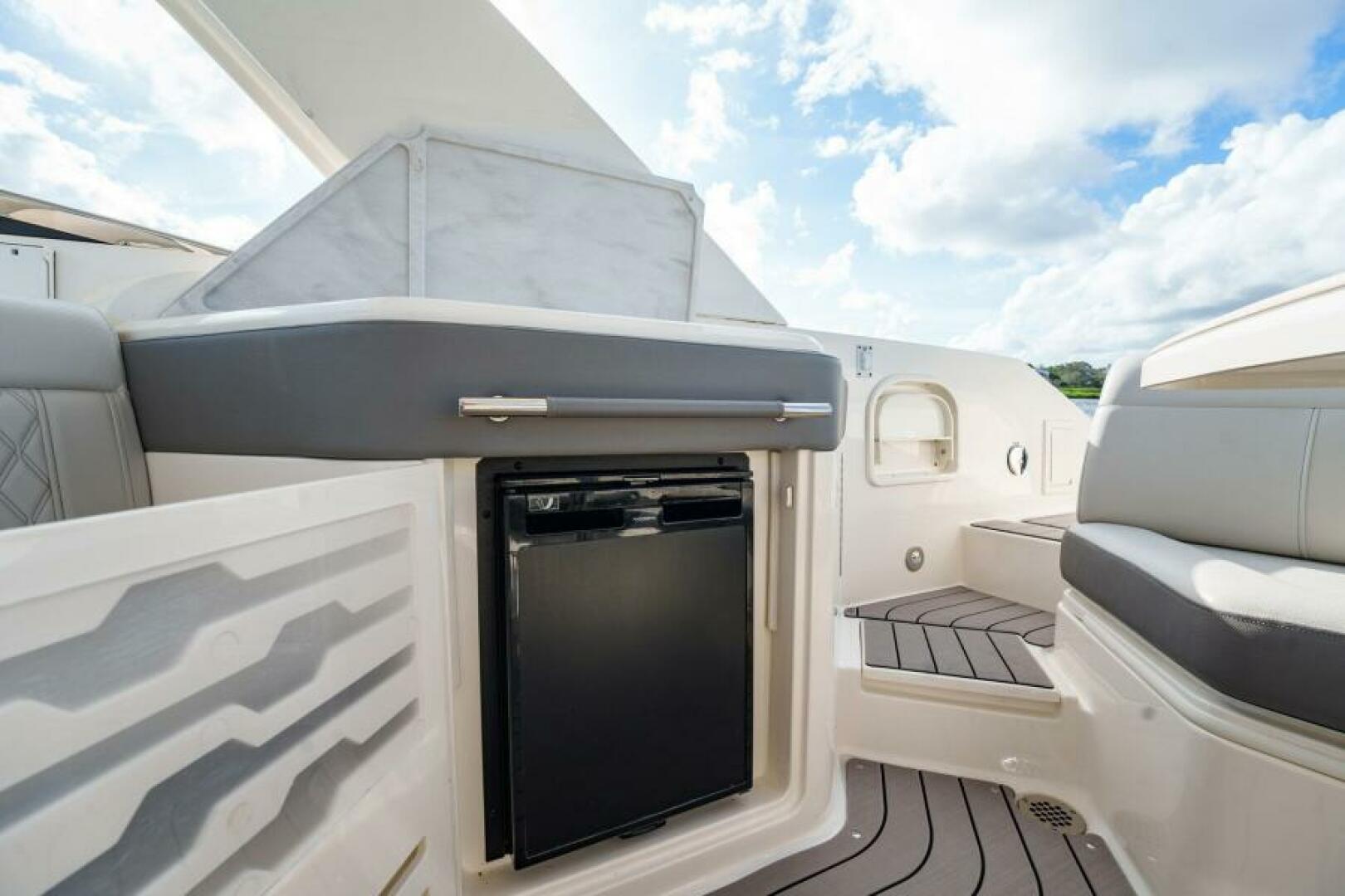 Slide: The Image of Sea Ray SLX 310 OB 2022 - 5257272