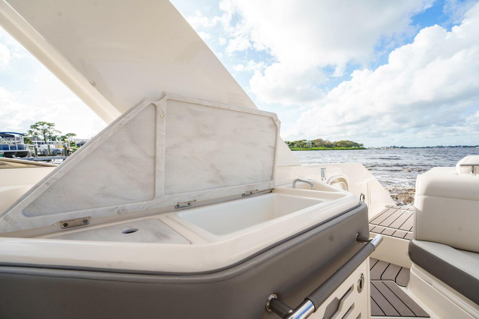 Slide: The Image of Sea Ray SLX 310 OB 2022 - 5257292