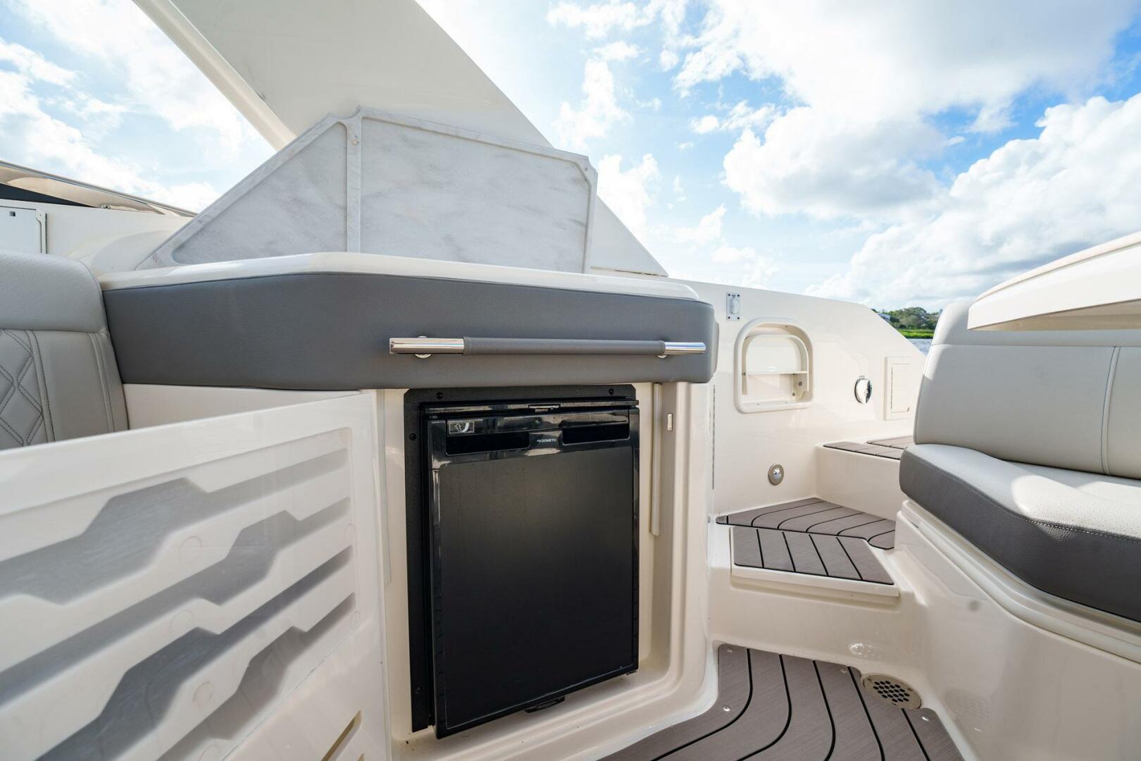 Slide: The Image of Sea Ray SLX 310 OB 2022 - 5257294