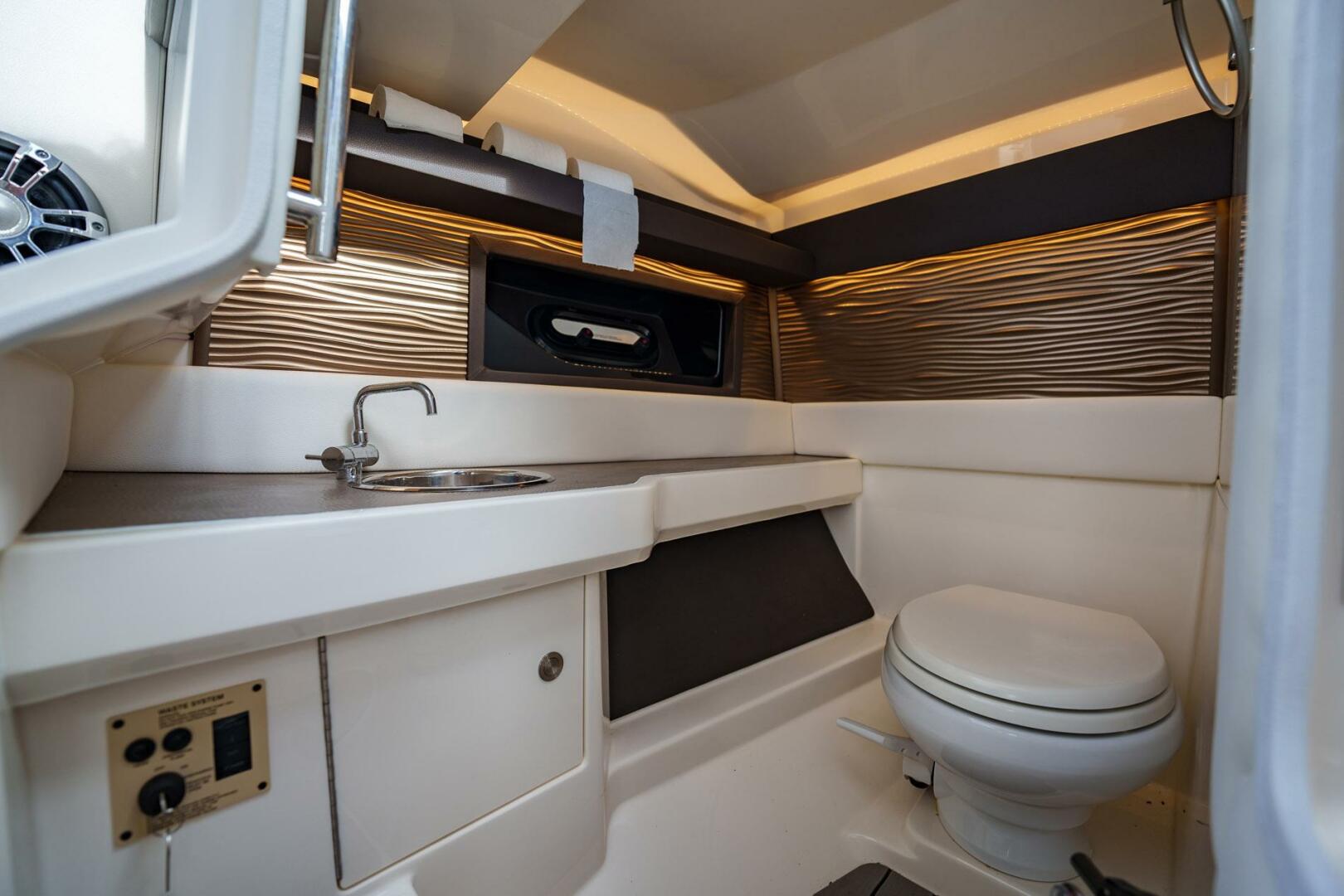 Slide: The Image of Sea Ray SLX 310 OB 2022 - 5257297