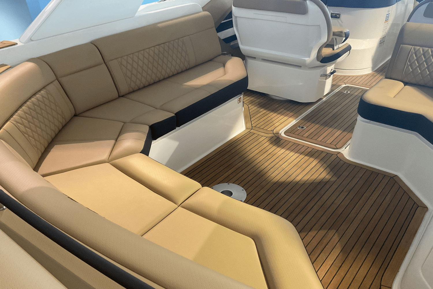 Slide: The Image of Sea Ray SLX 310 Ouboard 2026 - 10