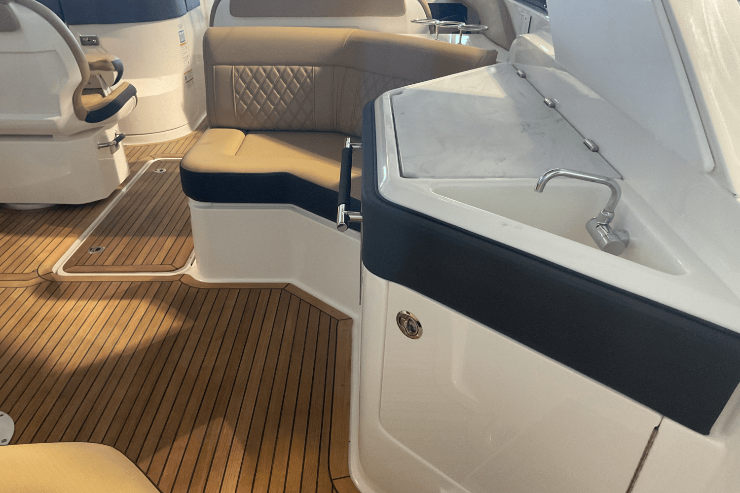 Slide: The Image of Sea Ray SLX 310 Ouboard 2026 - 11