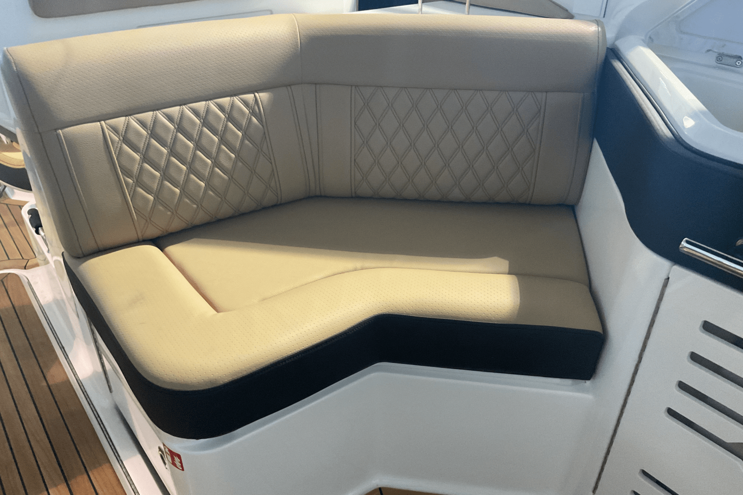 Slide: The Image of Sea Ray SLX 310 Ouboard 2026 - 13