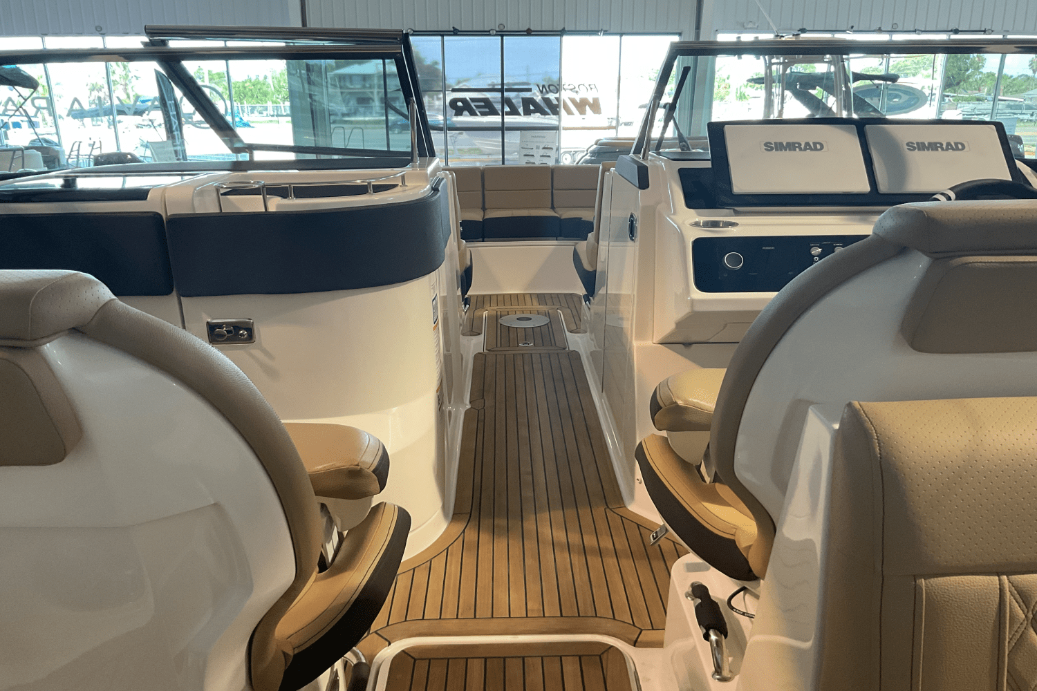 Slide: The Image of Sea Ray SLX 310 Ouboard 2026 - 14