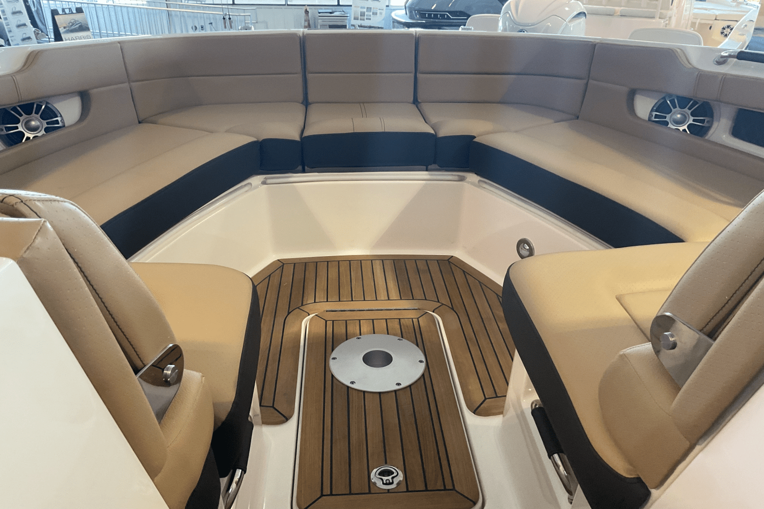 Slide: The Image of Sea Ray SLX 310 Ouboard 2026 - 15