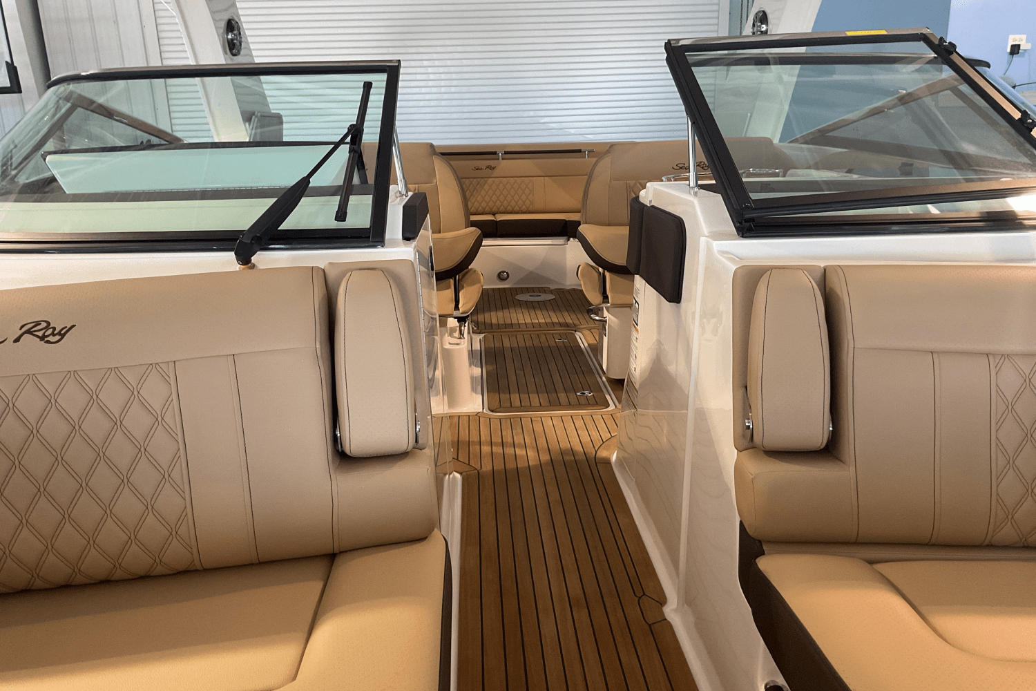 Slide: The Image of Sea Ray SLX 310 Ouboard 2026 - 16