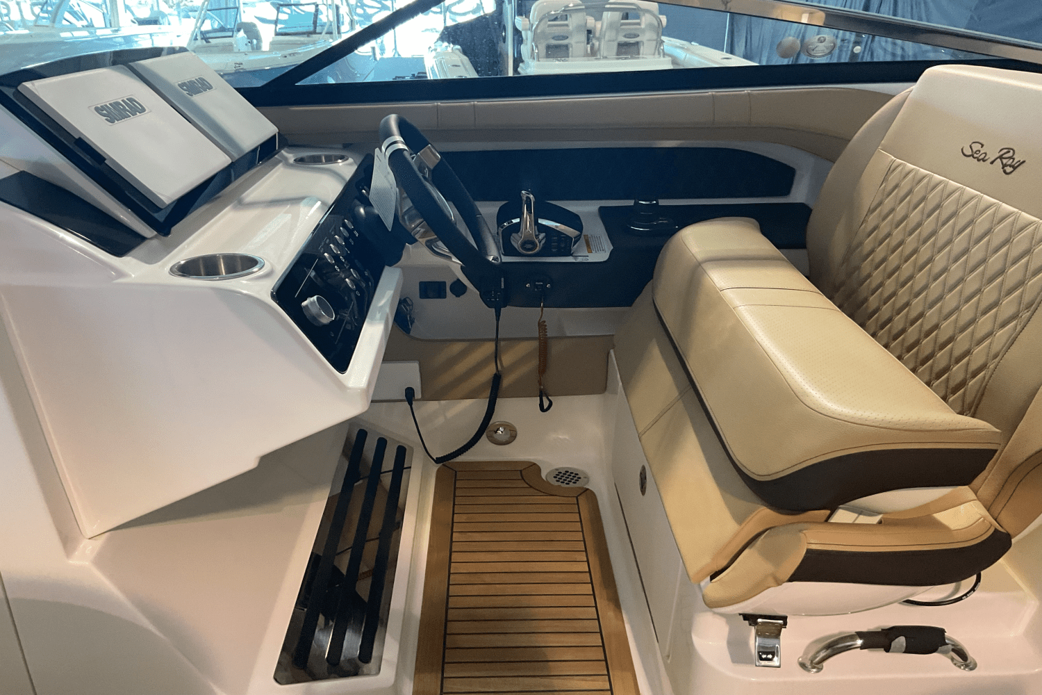 Slide: The Image of Sea Ray SLX 310 Ouboard 2026 - 17