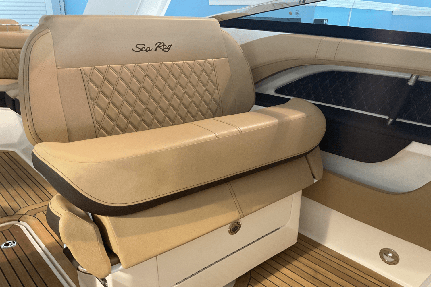 Slide: The Image of Sea Ray SLX 310 Ouboard 2026 - 21