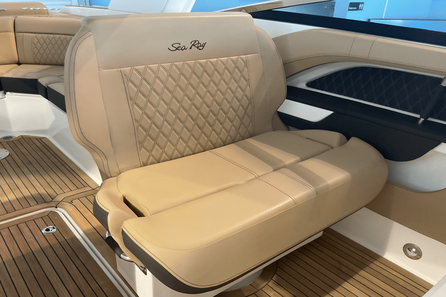 Slide: The Image of Sea Ray SLX 310 Ouboard 2026 - 22