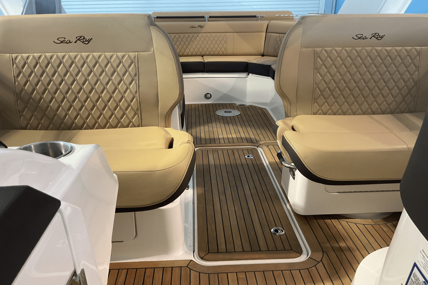 Slide: The Image of Sea Ray SLX 310 Ouboard 2026 - 23