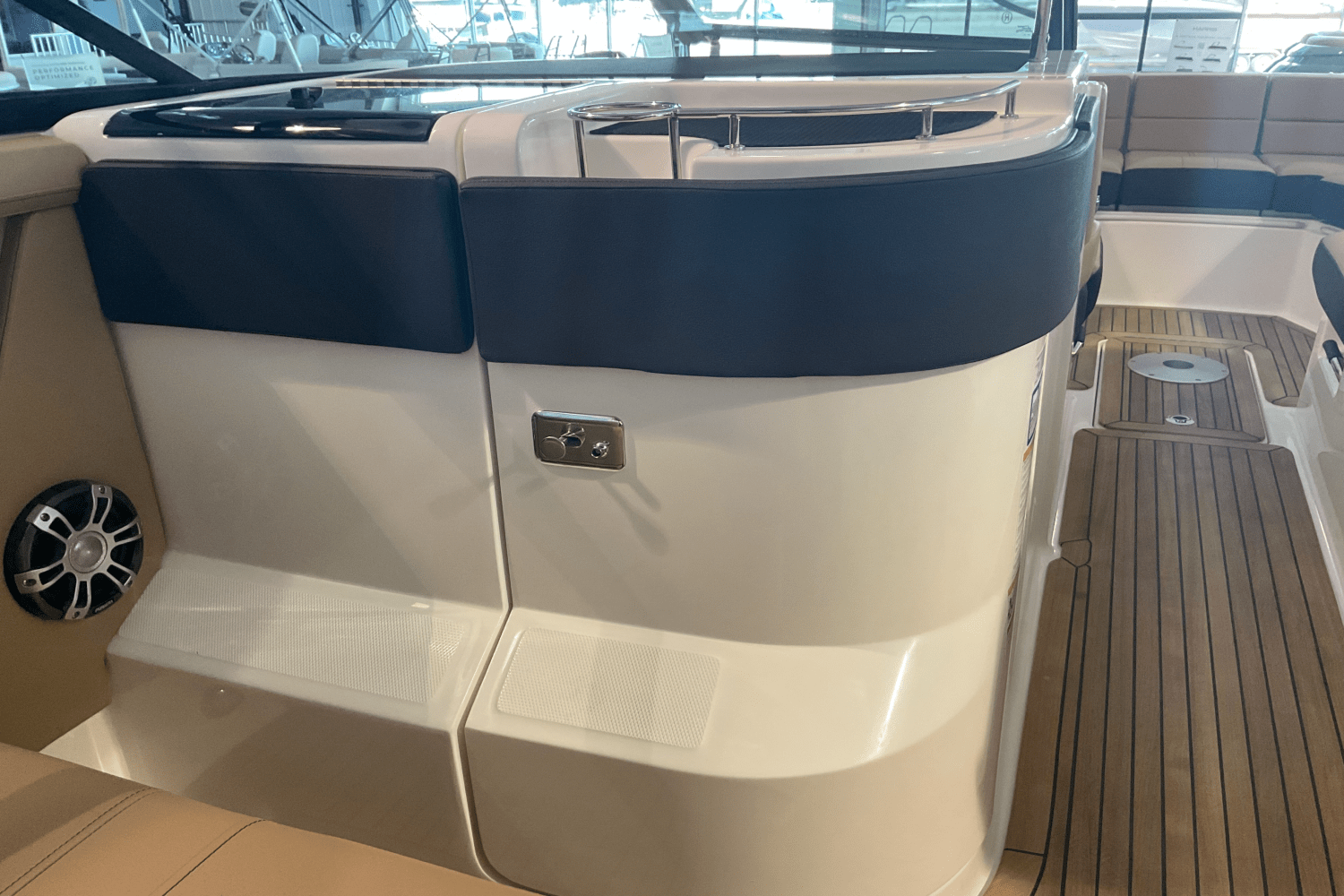 Slide: The Image of Sea Ray SLX 310 Ouboard 2026 - 24