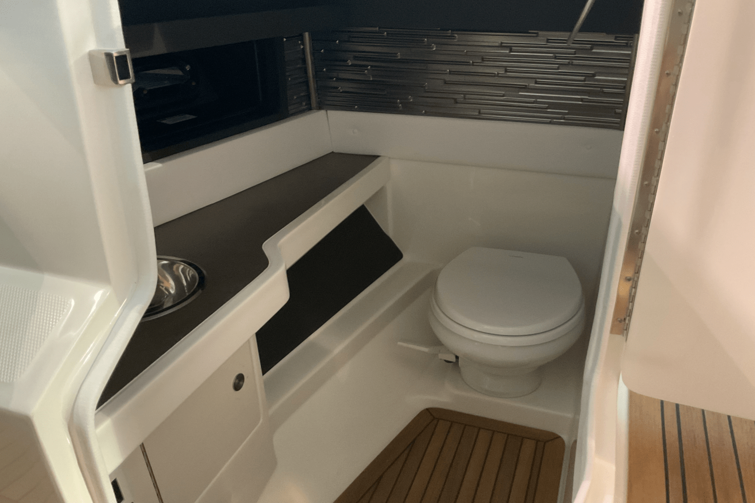 Slide: The Image of Sea Ray SLX 310 Ouboard 2026 - 25