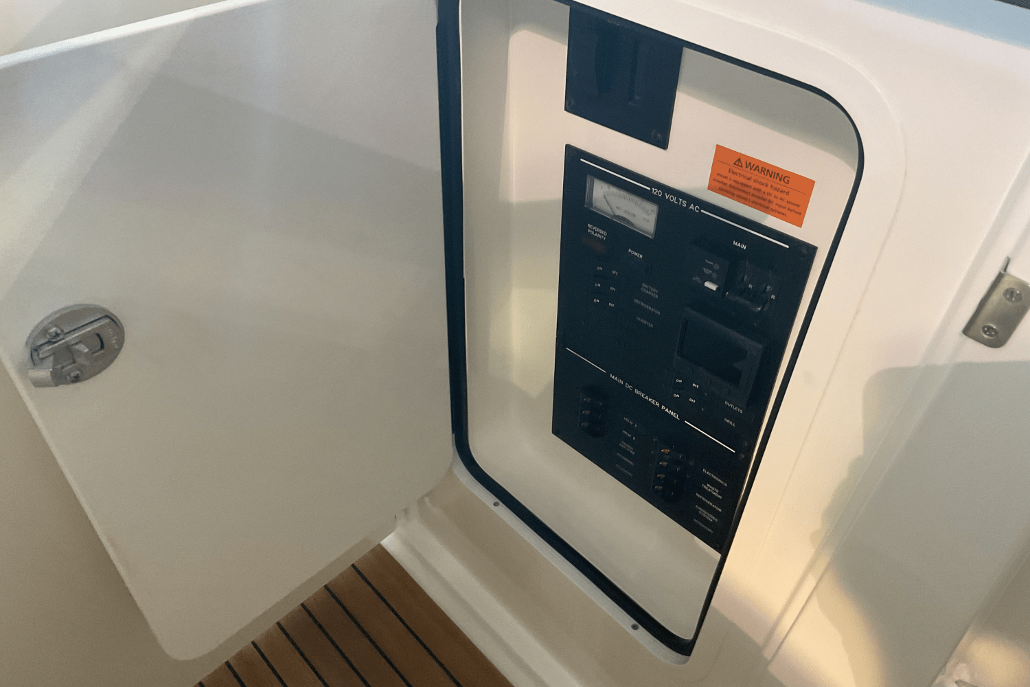 Slide: The Image of Sea Ray SLX 310 Ouboard 2026 - 26