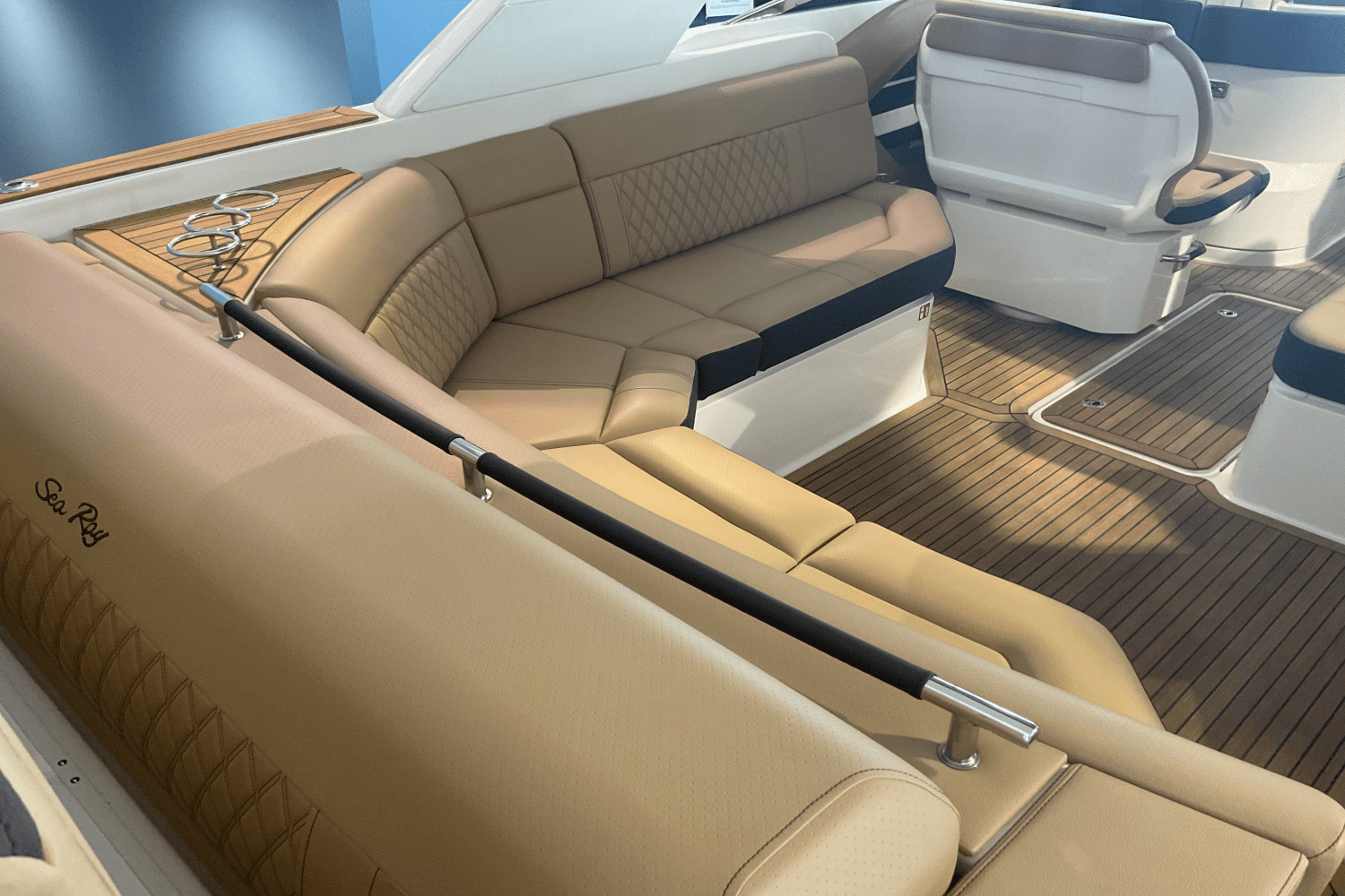 Slide: The Image of Sea Ray SLX 310 Ouboard 2026 - 34
