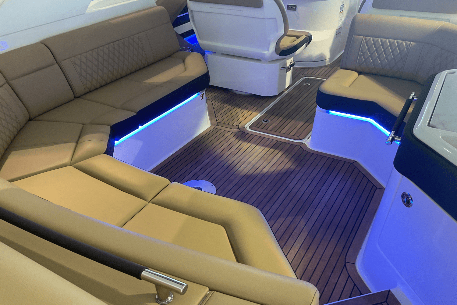 Slide: The Image of Sea Ray SLX 310 Ouboard 2026 - 35