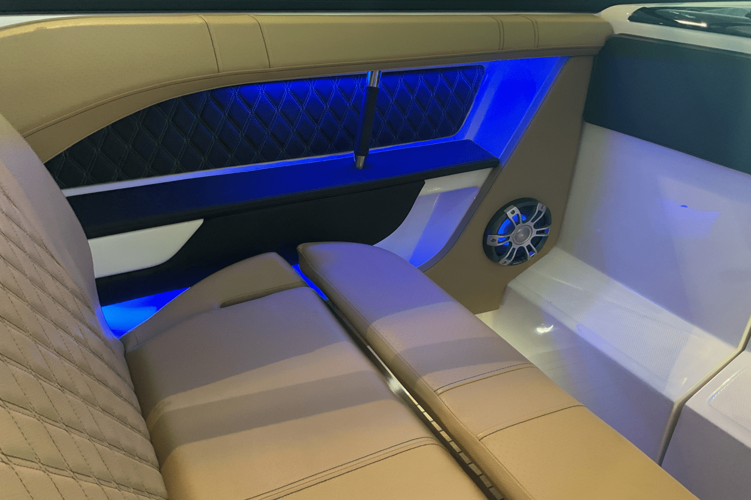 Slide: The Image of Sea Ray SLX 310 Ouboard 2026 - 36