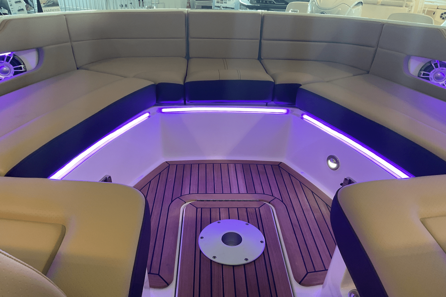 Slide: The Image of Sea Ray SLX 310 Ouboard 2026 - 37