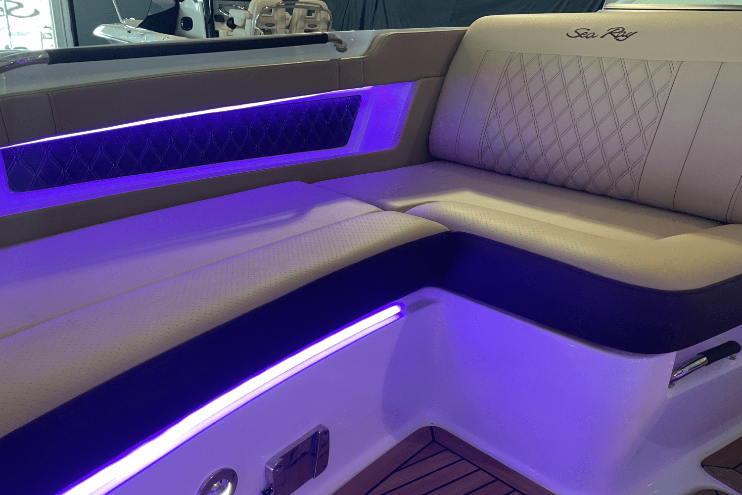 Slide: The Image of Sea Ray SLX 310 Ouboard 2026 - 38