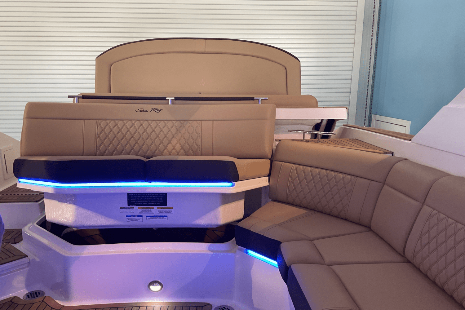 Slide: The Image of Sea Ray SLX 310 Ouboard 2026 - 40