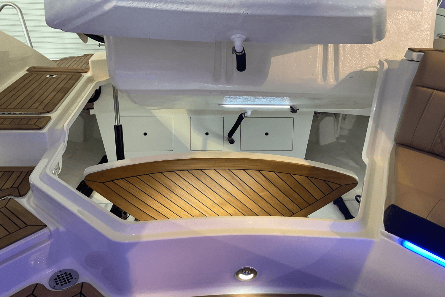 Slide: The Image of Sea Ray SLX 310 Ouboard 2026 - 42