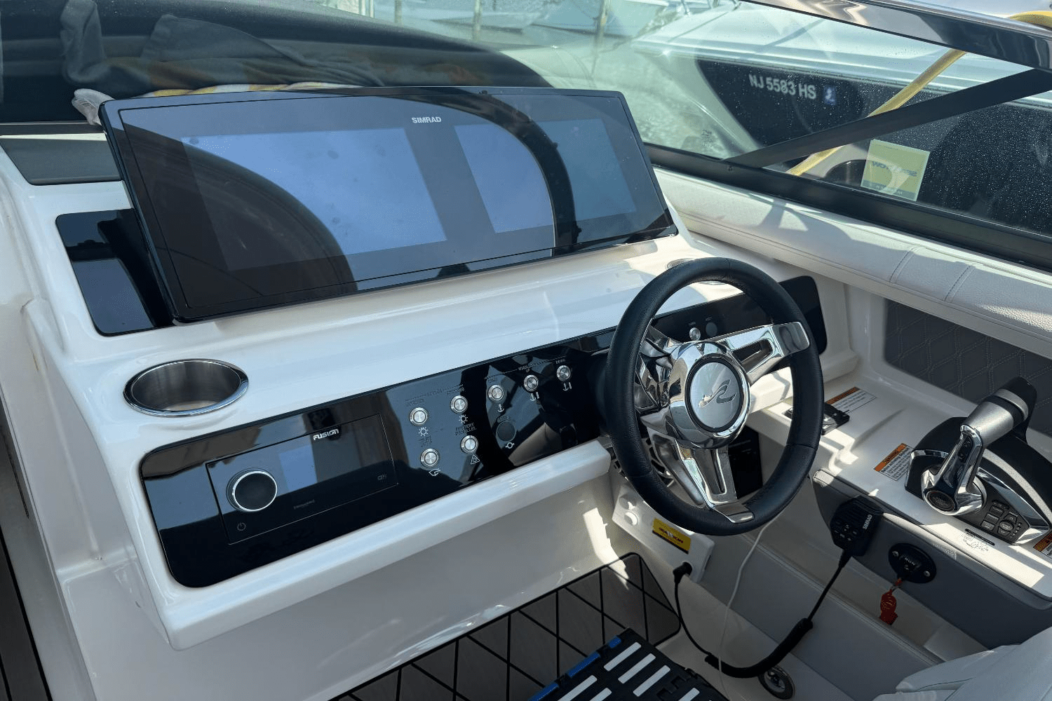 Slide: The Image of Sea Ray SLX 310 Outboard 2023 - 10