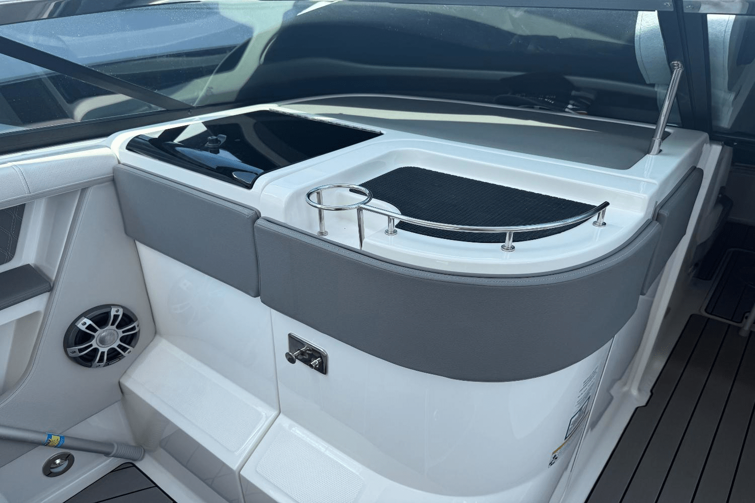 Slide: The Image of Sea Ray SLX 310 Outboard 2023 - 13