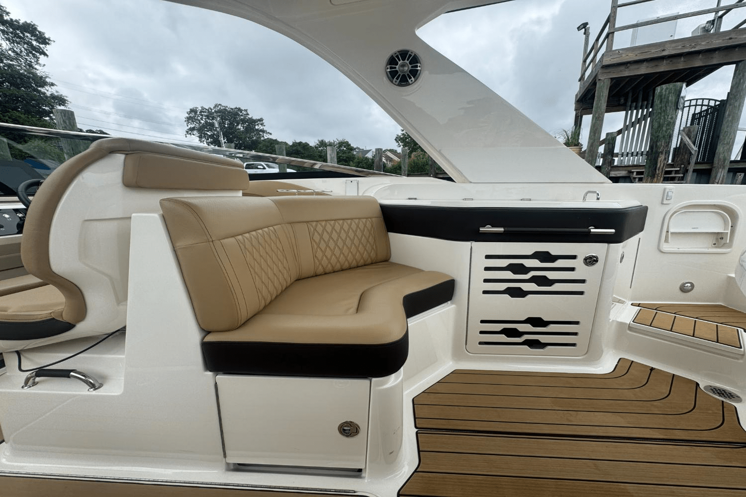 Slide: The Image of Sea Ray SLX 310 Outboard 2023 - 25