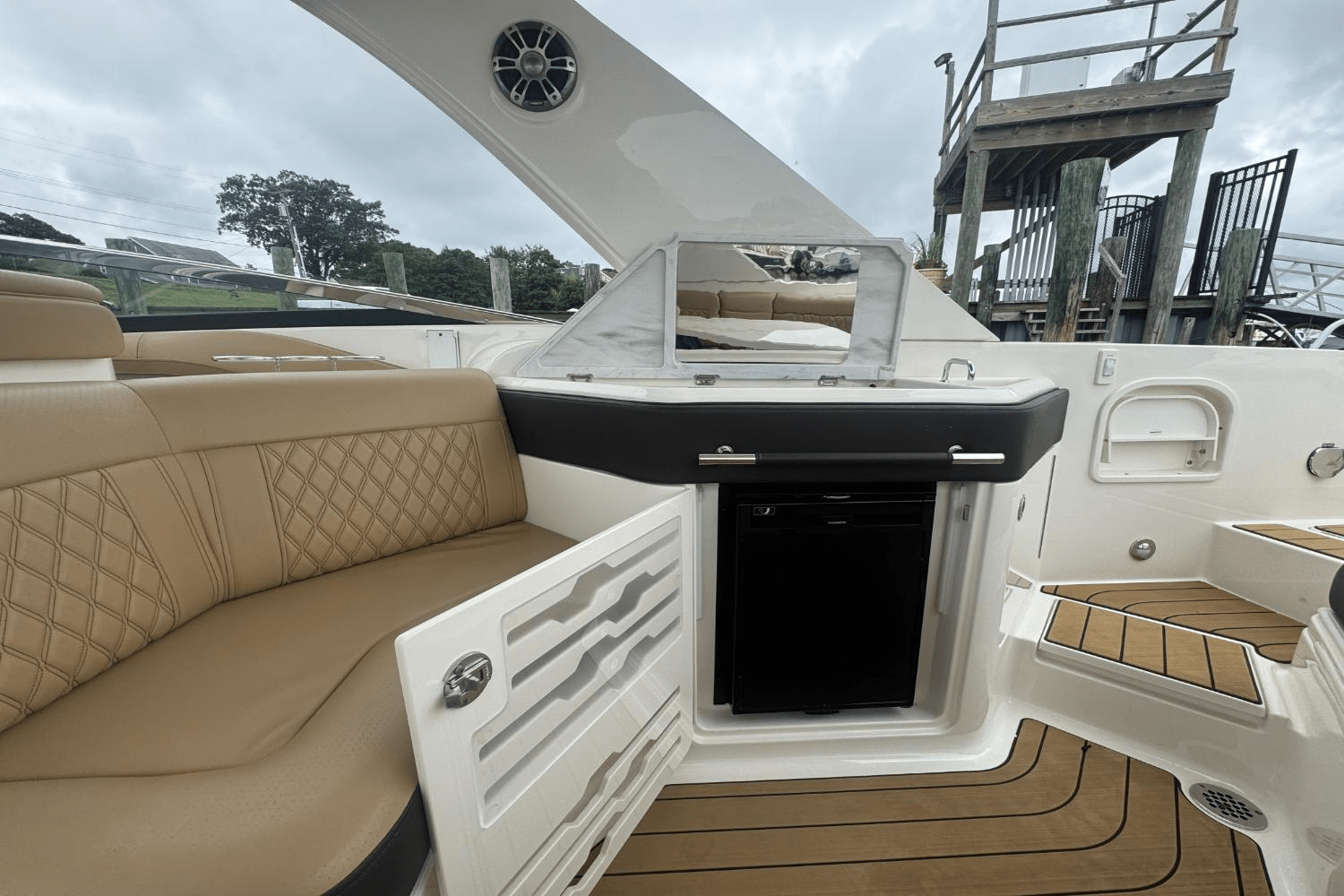 Slide: The Image of Sea Ray SLX 310 Outboard 2023 - 27