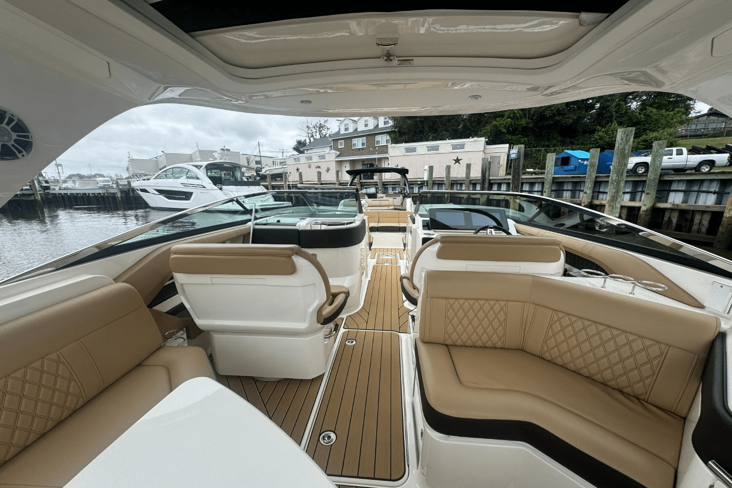 Slide: The Image of Sea Ray SLX 310 Outboard 2023 - 28