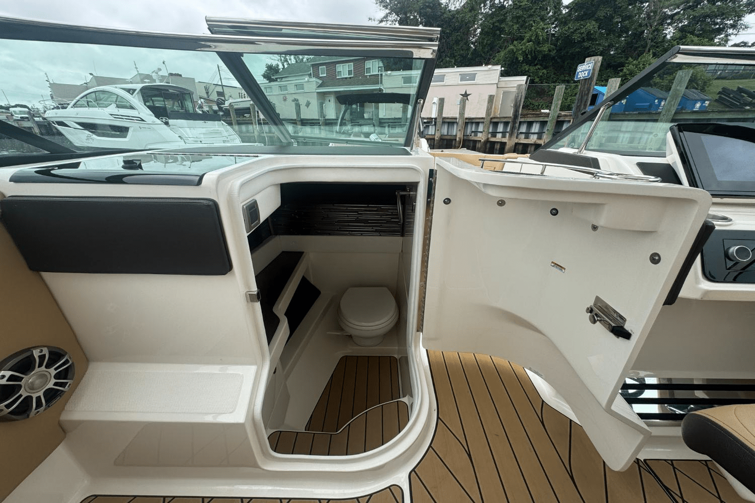 Slide: The Image of Sea Ray SLX 310 Outboard 2023 - 31