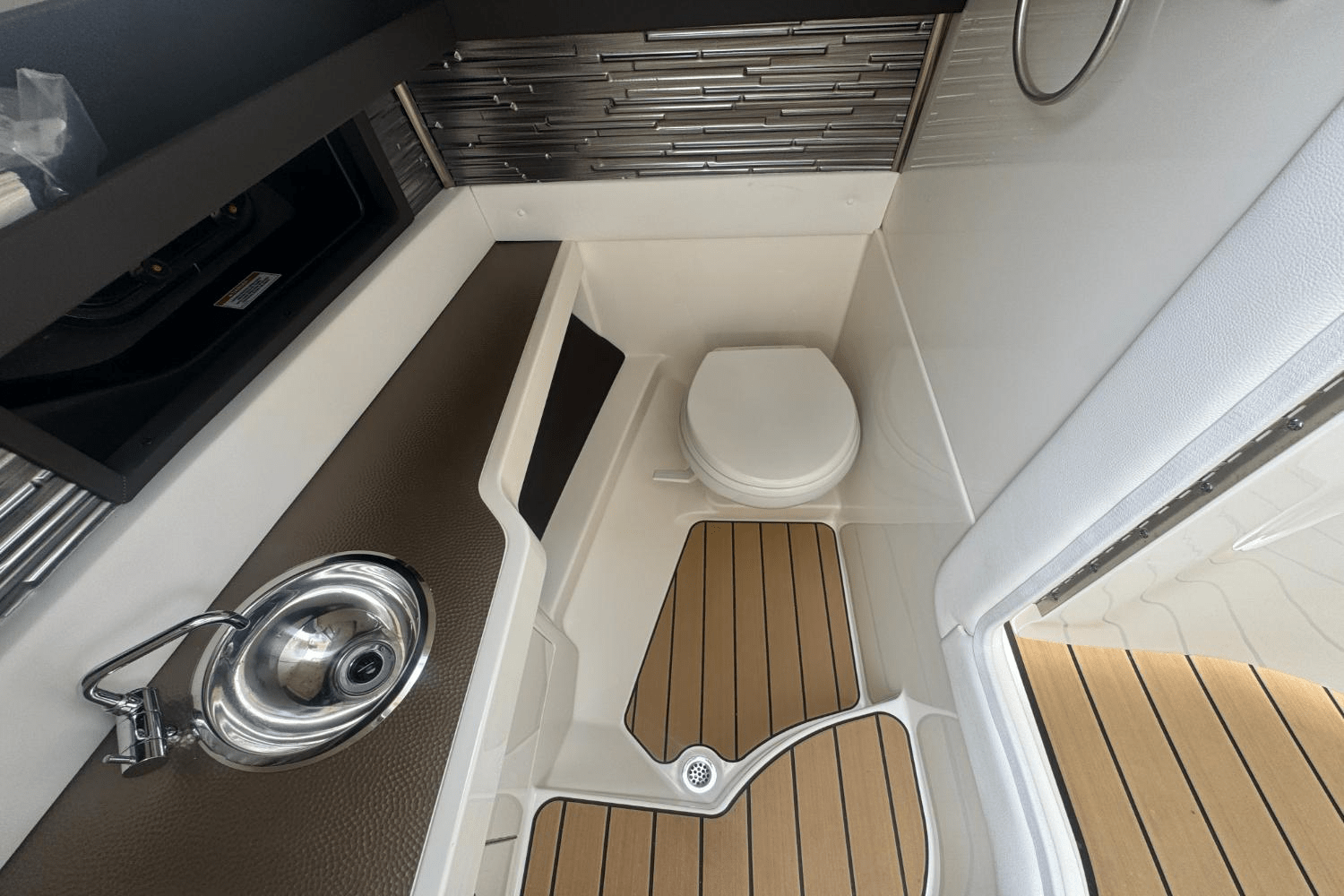Slide: The Image of Sea Ray SLX 310 Outboard 2023 - 32
