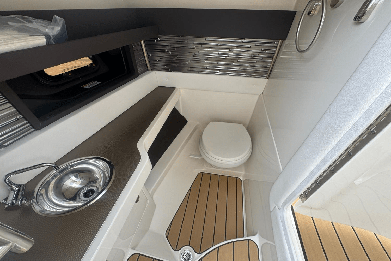 Slide: The Image of Sea Ray SLX 310 Outboard 2023 - 33