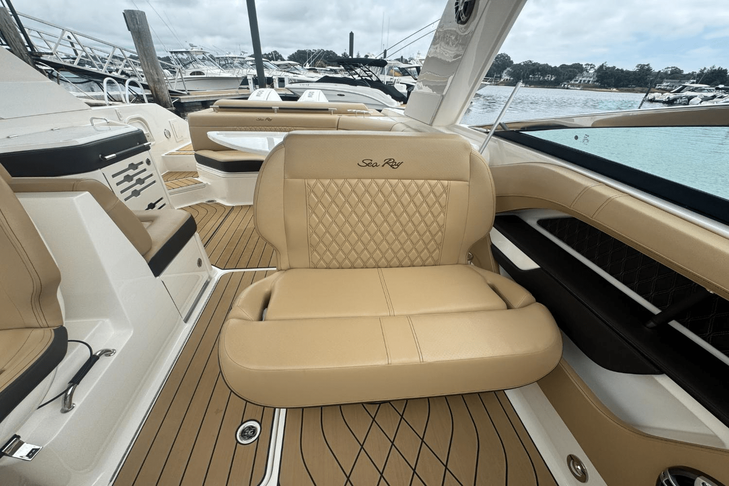 Slide: The Image of Sea Ray SLX 310 Outboard 2023 - 36