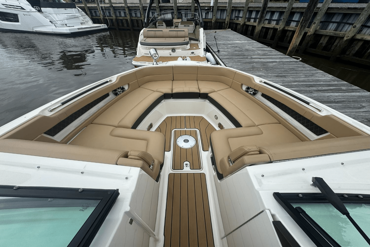 Slide: The Image of Sea Ray SLX 310 Outboard 2023 - 41