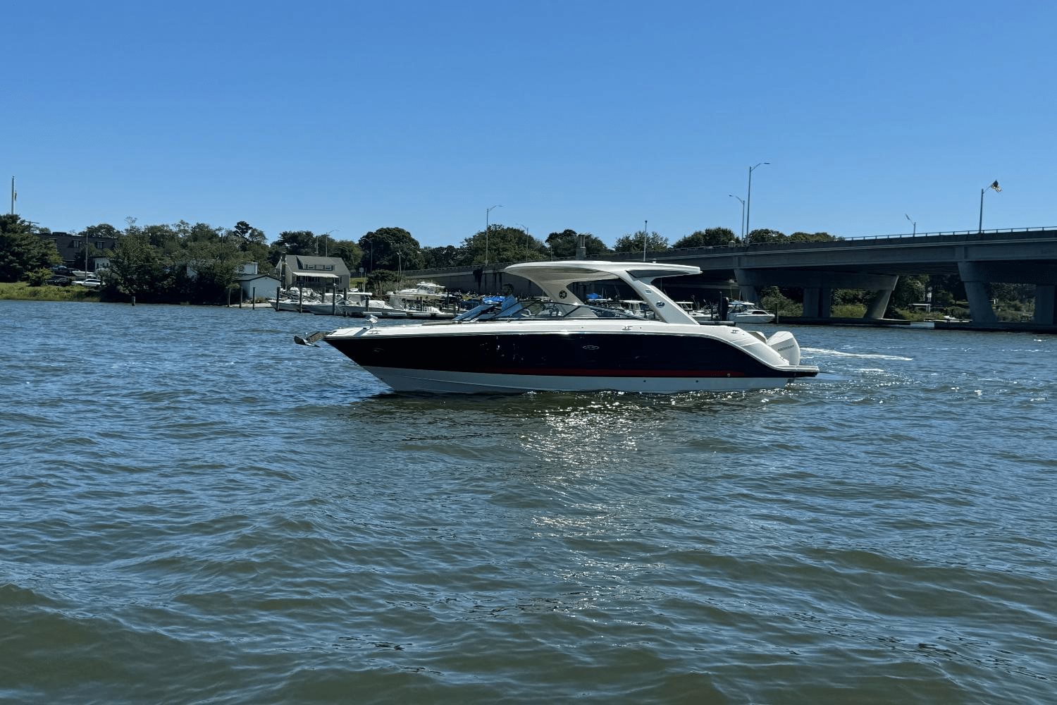 Slide: The Image of Sea Ray SLX 310 Outboard 2023 - 5