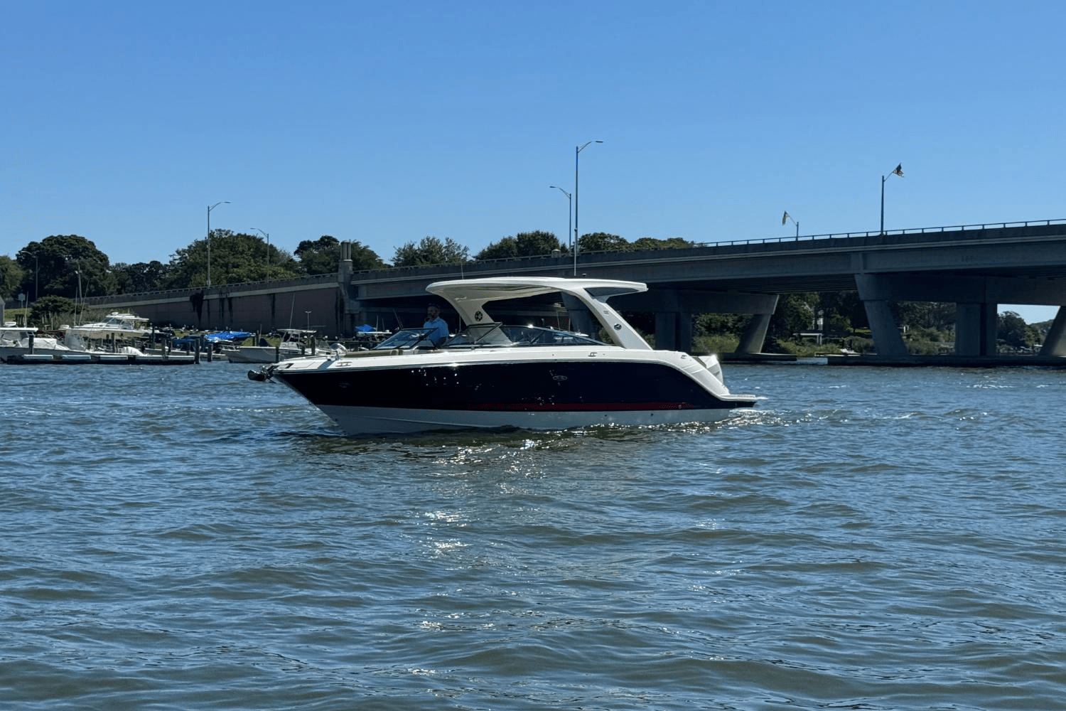 Slide: The Image of Sea Ray SLX 310 Outboard 2023 - 7