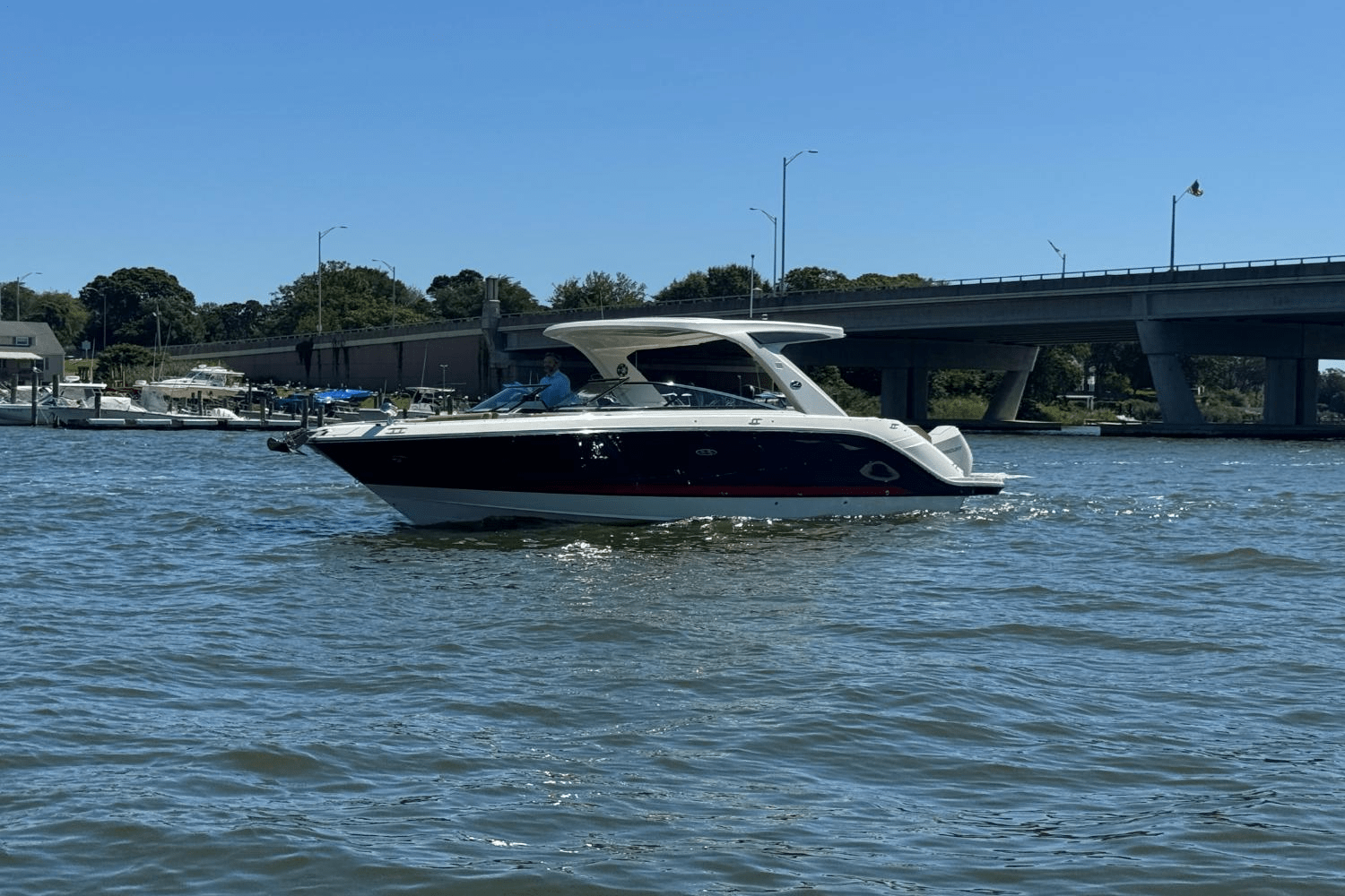 Slide: The Image of Sea Ray SLX 310 Outboard 2023 - 9