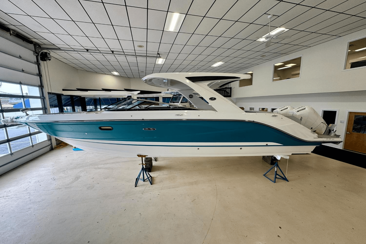 Slide: The Image of Sea Ray SLX 310 Outboard 2025 - 1