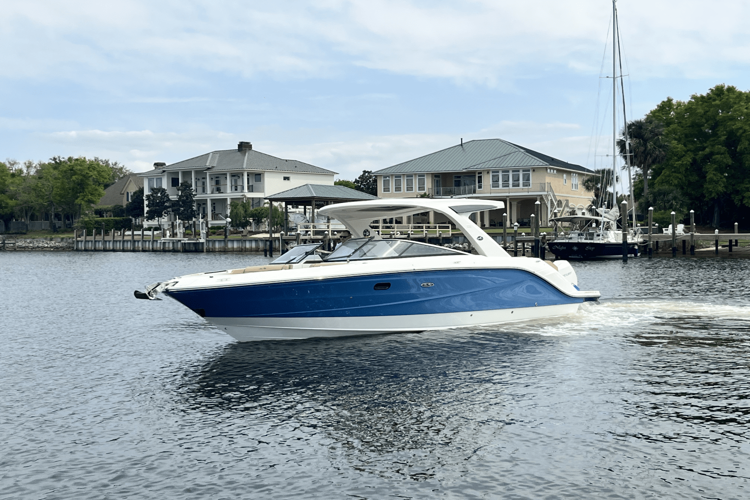 Slide: The Image of Sea Ray SLX 310 Outboard 2025 - 1