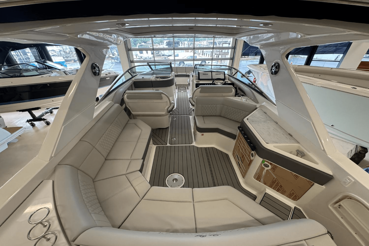 Slide: The Image of Sea Ray SLX 310 Outboard 2025 - 10