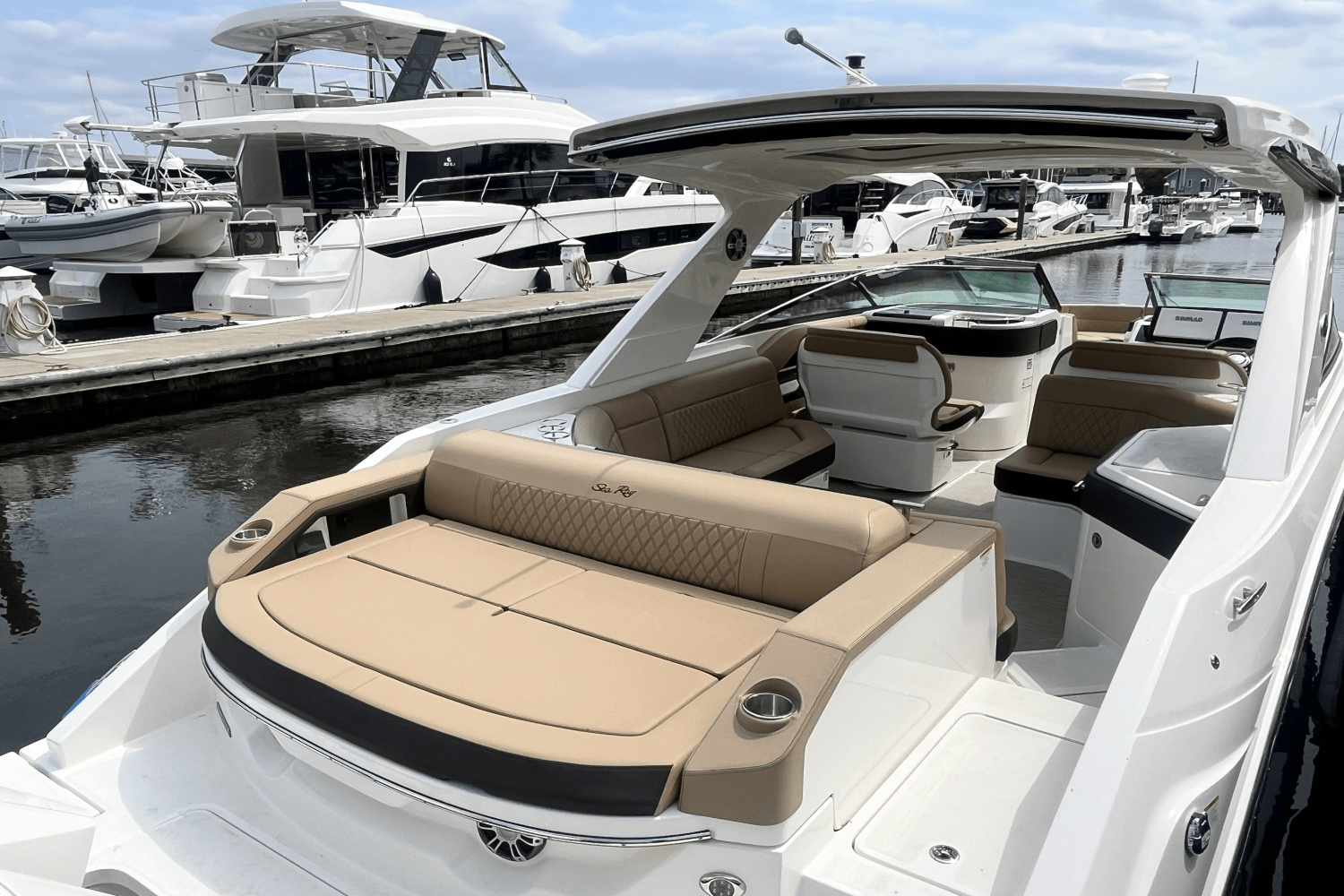 Slide: The Image of Sea Ray SLX 310 Outboard 2025 - 12