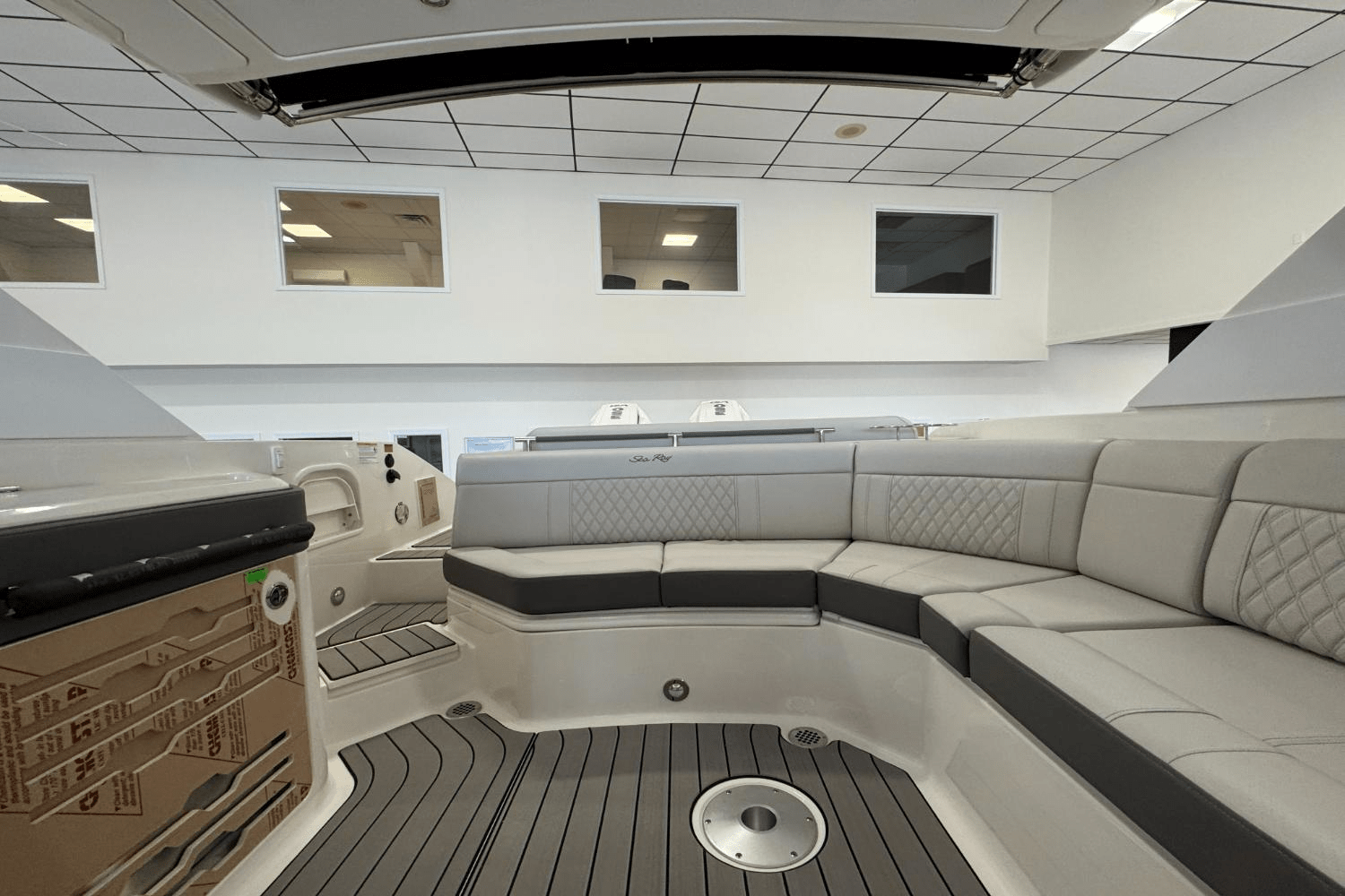 Slide: The Image of Sea Ray SLX 310 Outboard 2025 - 12